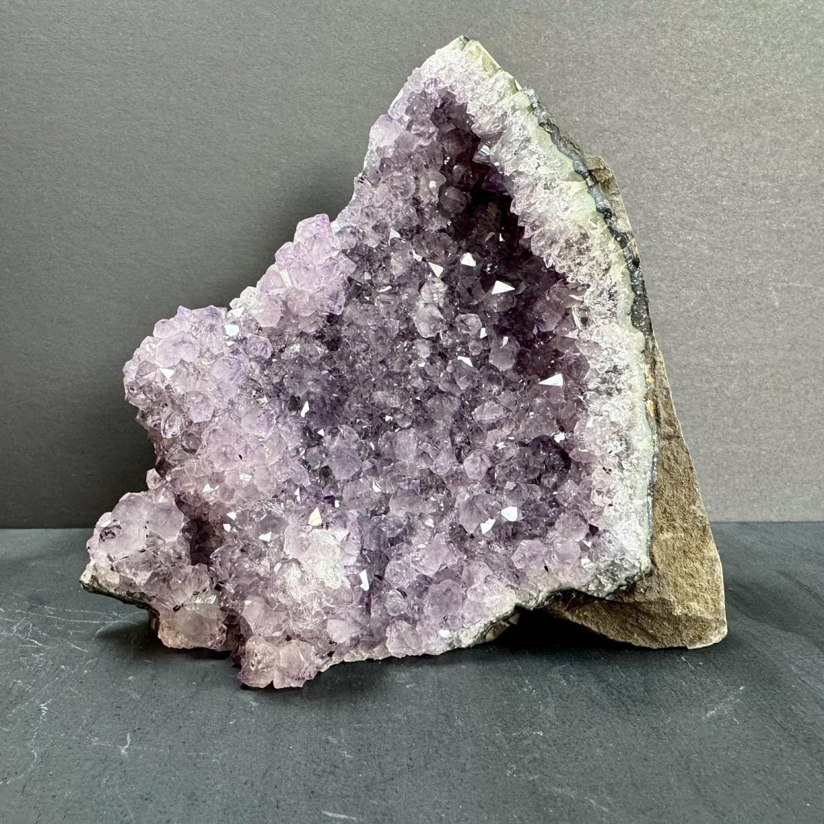 画像1: 【 豊かさと家庭の安定】アメジストクラスター 1381g【 しっかりと掴み、抱え込む 】 (1)