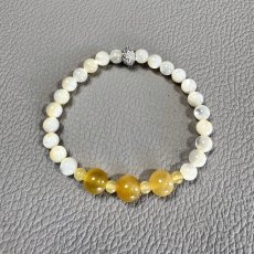 画像1: 【 未来を迎える準備 】イエローオパール8mm,4mm×ホワイトシェル（マザーオブパール）6mm   ブレスレット【前向きなエネルギー 】 (1)