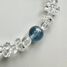 画像2: ブルーフローライト × 宝石質ボタンカット天然水晶   ブレスレット (2)